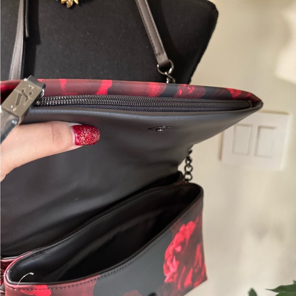 Simply Vera Vera Wang Red Rose Bloom Garrison Crossbody - like new tag fell off - Picture 7 of 11